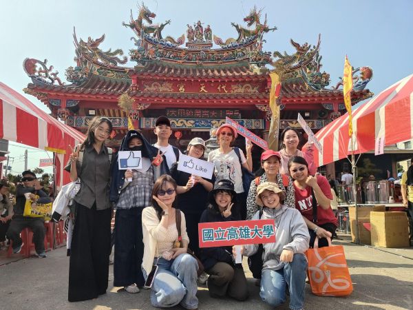 外籍生變身一日香燈腳 高雄大學師生參與大甲媽祖遶境 體驗文化信仰1