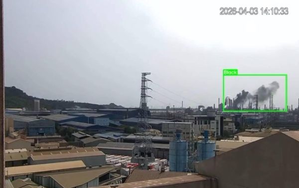 小港區工廠火警產生黑煙 環保局依法裁處並持續監控空氣品質1