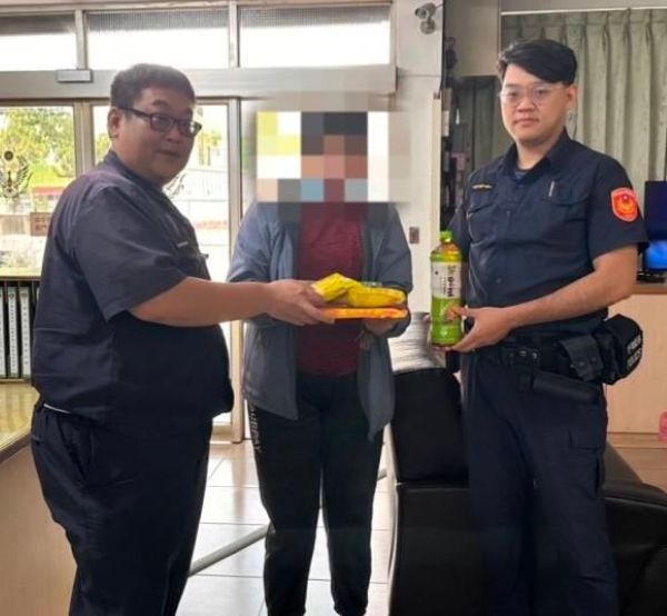 東港警結合善心人士 關懷弱勢暖心送物資1