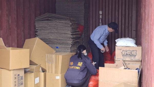海關市面掃蕩走私大陸乾香菇及食品1