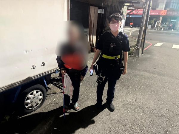 深夜守護不打烊 警協助迷途老翁返家