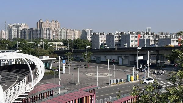 高雄輕軌捷運轉乘「抗暑」有感！三處示範點遮陽設施預計六月中完工1