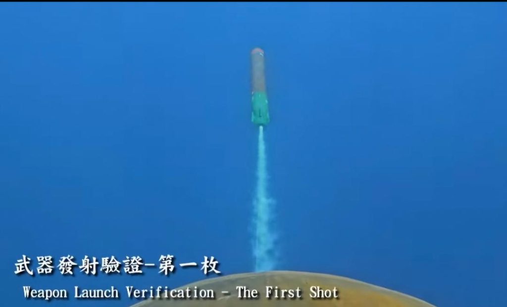 「海鯤軍艦」執行操雷射擊驗證1