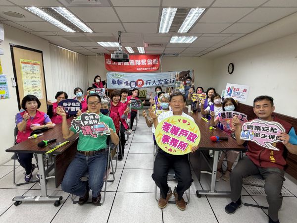 苓雅監理站前進苓雅戶政事務所 宣導防禦駕駛觀念及如何防制路口事故1