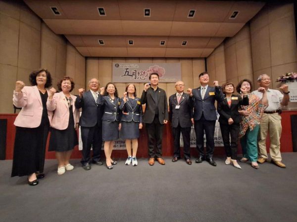 高雄國際同濟會慈善音樂會溫暖登場 方矩會長青蛙跳 搞笑全場 合唱團扭屁股 歡樂ENGING7