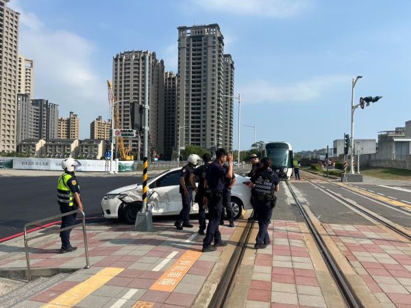 鼓山區青海路輕軌列車與小客車碰撞 交通事故 鼓山警迅速到場協處1