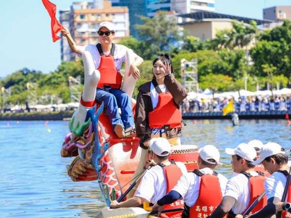 2026高雄龍舟國際友誼賽熱血開槳 陳其邁率高雄隊奪冠 展現高雄城市外交及活力1