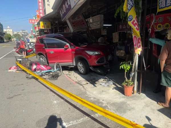 三民區 毒駕逆向擦撞小貨車1輛、普重機車3輛、自行車1輛1