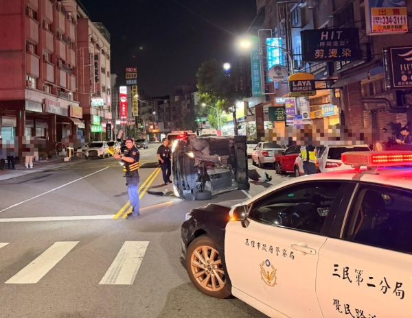 小客車逆向擦撞路旁2輛小客車 警查獲毒咖啡包及含依托咪酯菸油電子菸2