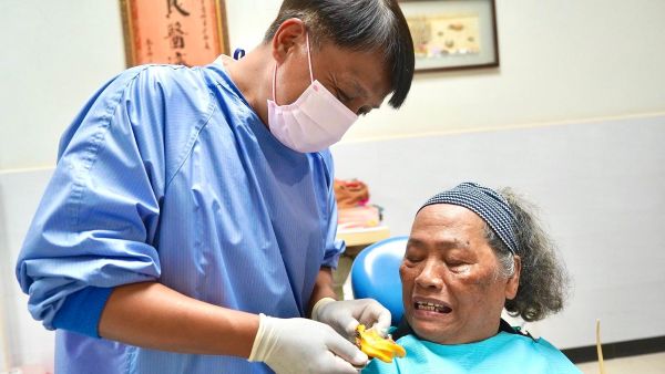 從「吃得下」到「吃得好」 屏東長輩「有口福」 假牙補助受益近5千人1
