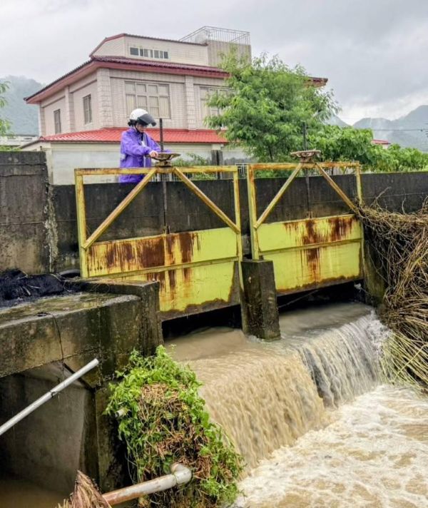 極端豪雨致美濃局部積淹水 農水署高雄管理處啟動應變全力協助地方排水1