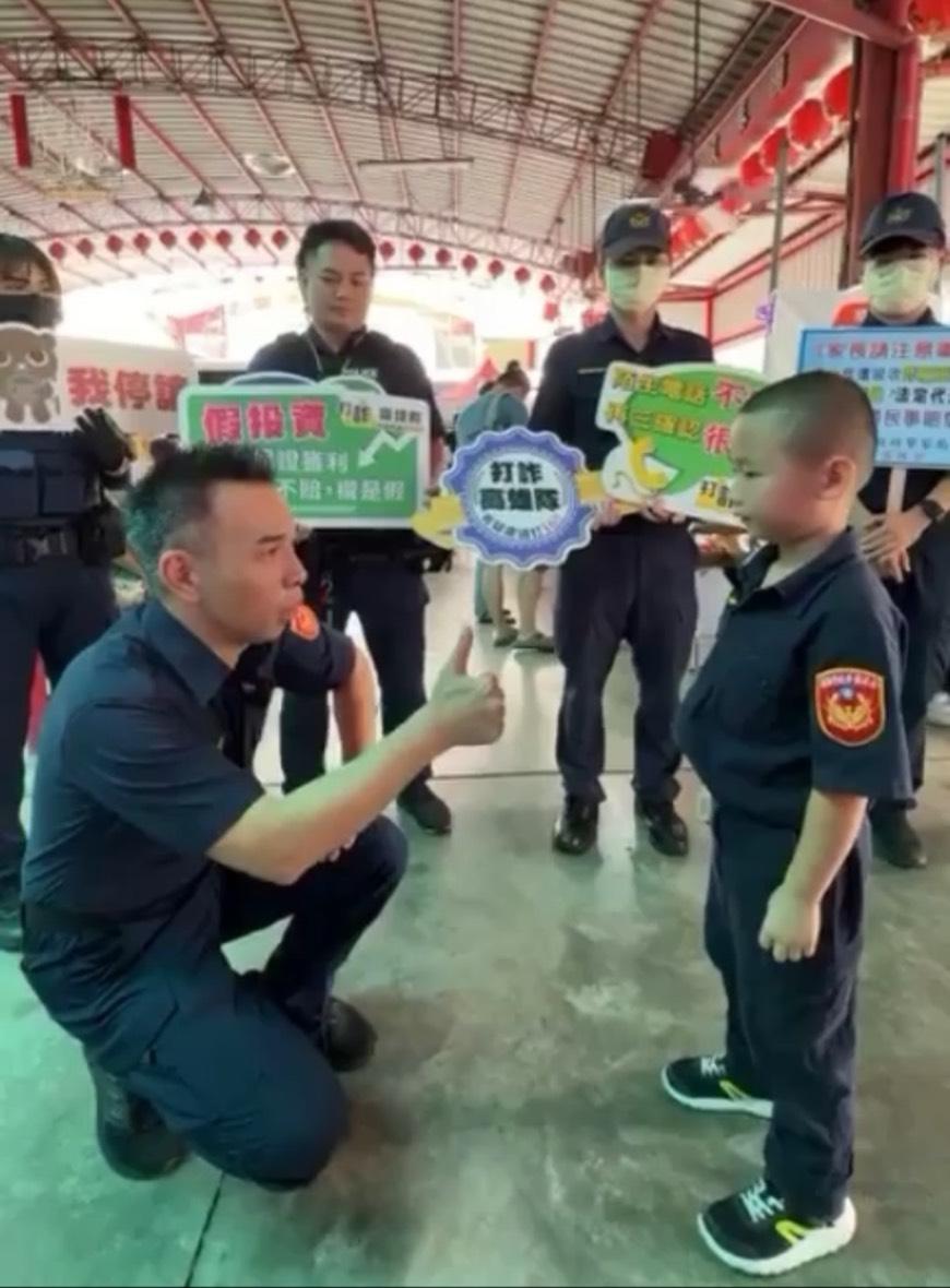 看阿桃影片抽警犬娃娃！小港分局警察節宣導好禮拿不完1