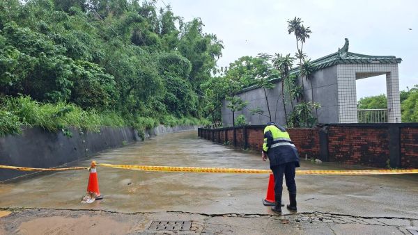 豪雨毀路阻通行 警冒雨交管護安全1