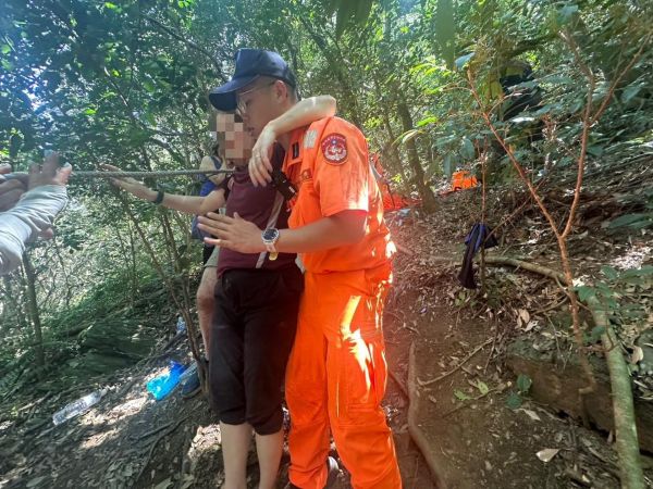 阿塱壹古道遊客熱衰竭 海巡迅速馳援協助送醫1
