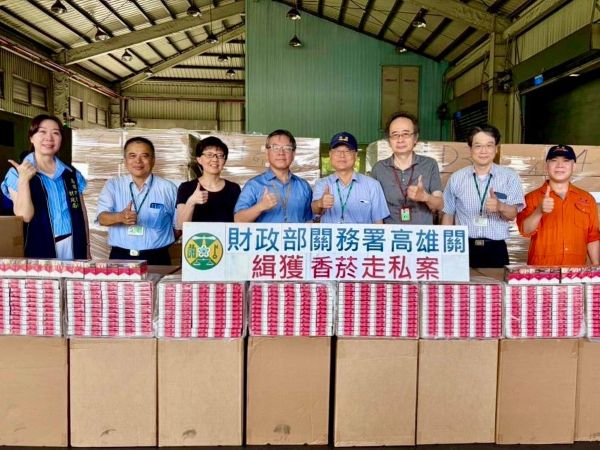 高雄關傳捷報！連續緝獲5只轉口櫃匿藏香菸計4,406箱 市價逾新臺幣2.7億1