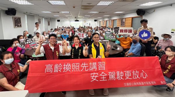 高齡換照就像走灶腳 監理所前進旗津 體檢、上課、換照「一站」搞定1