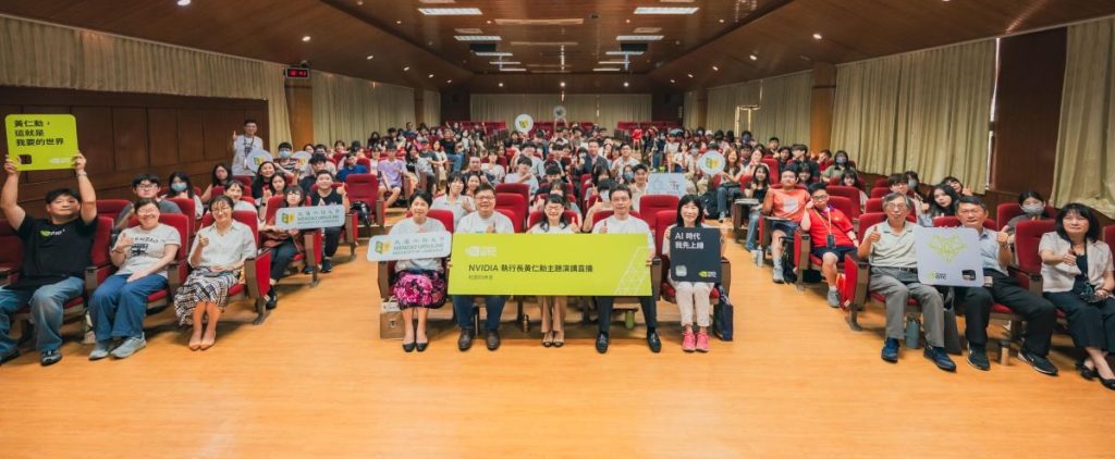 黃仁勳演講 文藻校園直播場掀AI熱潮1