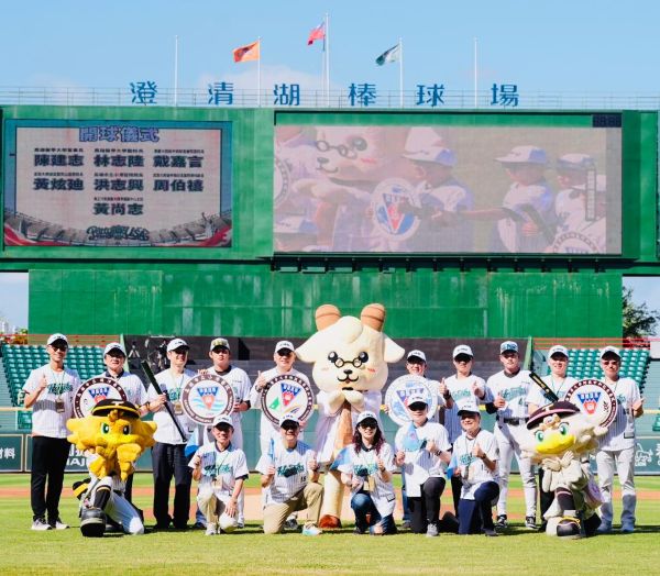 創紀錄！高醫體系首辦棒球家庭日 1700人齊聚寫下台鋼雄鷹主場單一體系進場最高紀錄1
