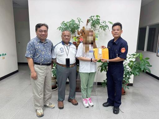 姊妹扛家計與重障弟照護 枋警送暖心1