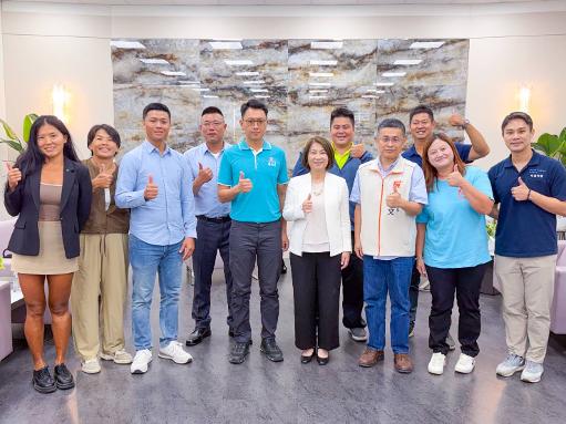 屏東8位青農獲第八屆百大青農殊榮 縣長周春米頒匾表揚祝賀1