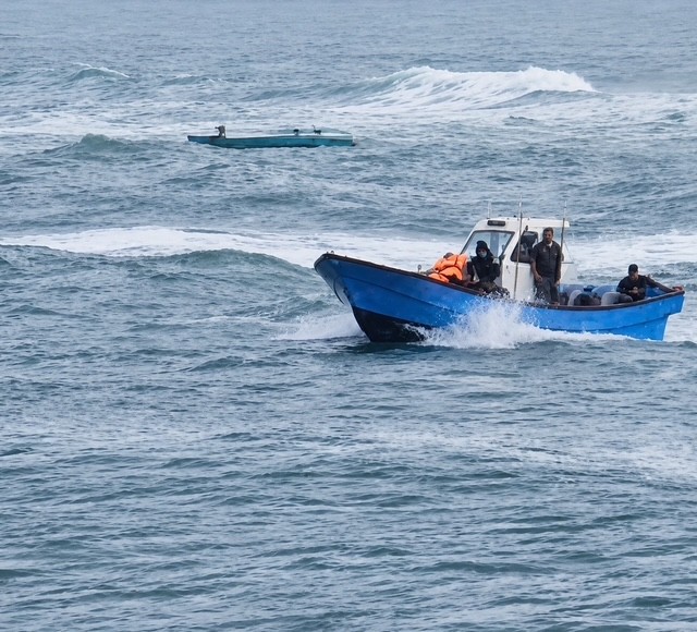 海象惡劣漁船翻覆 海巡漁友聯手救援1