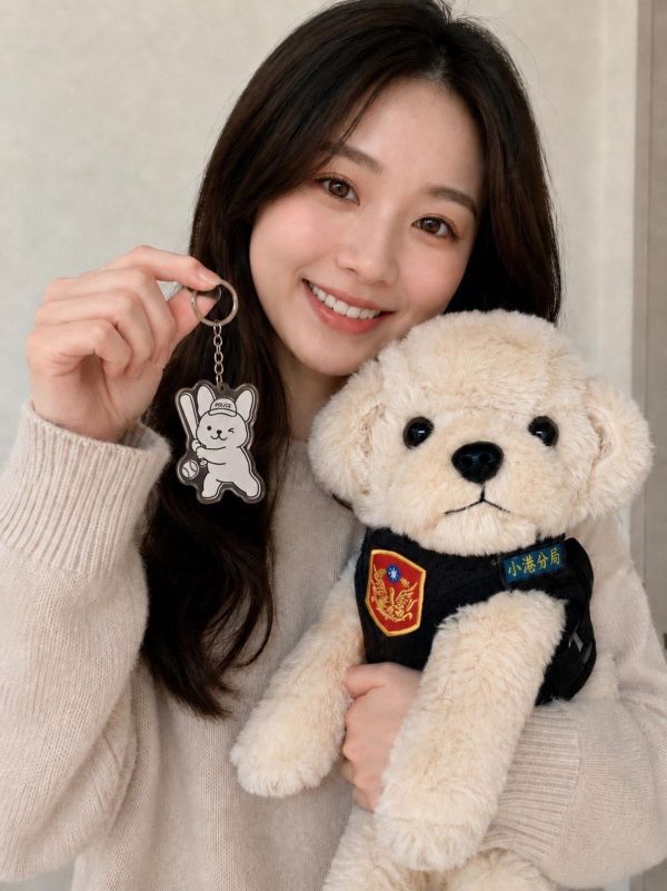 緝毒犬變身反詐大使！小港警送限量人氣緝毒犬娃娃、海洛因磚塊茶包1