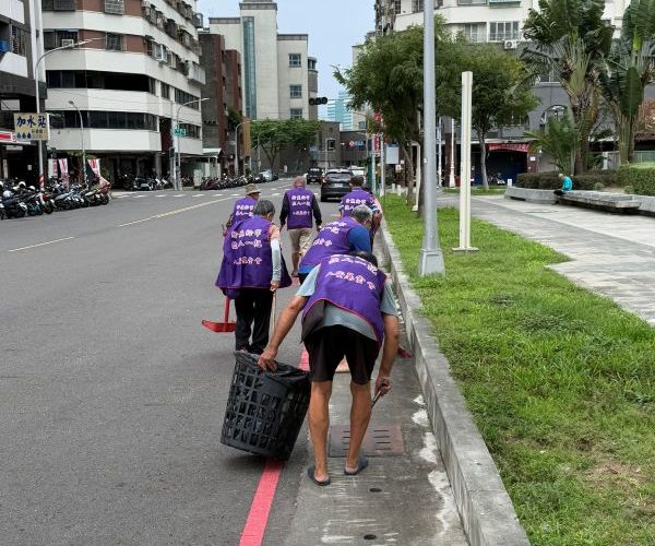 臺灣港務公司送芒果消暑 寒士「吃人一口，報人一斗」捲袖清溝迎颱1