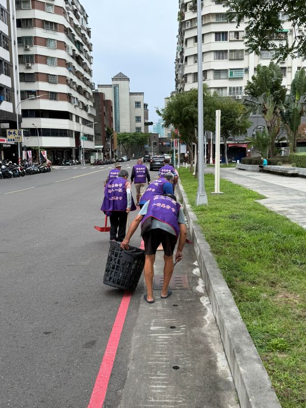 臺灣港務公司送芒果消暑 寒士「吃人一口，報人一斗」捲袖清溝迎颱1