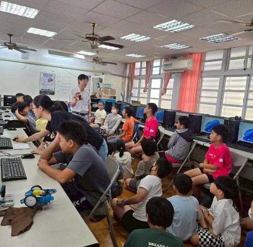 高大AI自走車前進台17線非山非市國教端 科教中心團隊深耕科技教育1