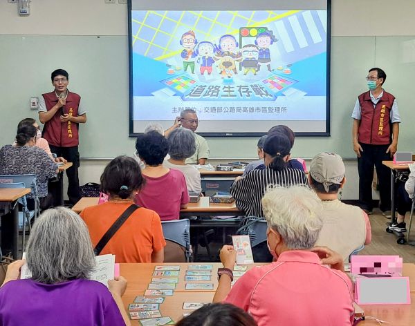 高雄市區監理所推「玩桌遊、學交安」 高齡交通安全寓教於樂