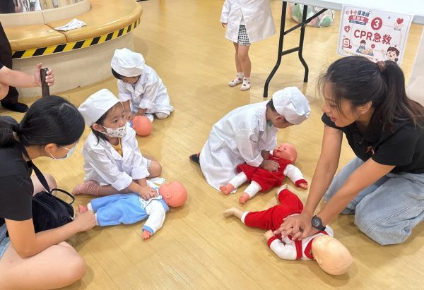 仁武親子館「小小護理師」上線！CPR、傷口包紮樣樣來1