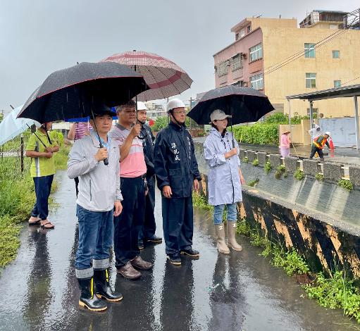保障民眾行與住的安全！林園港仔埔排水旁之道路塌陷 農水署高雄管理處跨單位勘查緊急灌漿搶修1