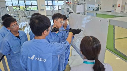 大榮飛修科飛上國際！16名學生赴暑假完成175小時航空維修實作1