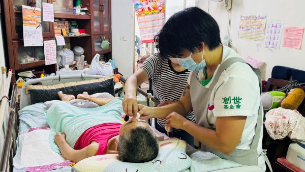 秉持人道主義 創世維護臥床失能者尊嚴 到宅服務，接住臥床後的每一天1