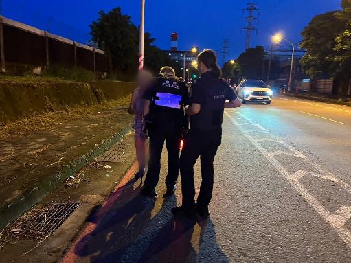 老婦負氣迷途街頭 小港暖警陪伴助團圓1