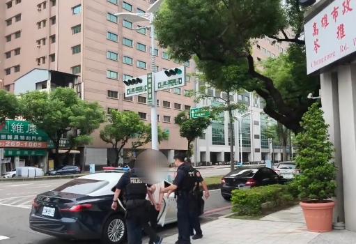 駕駛未打方向燈 警攔查篩檢酒測值超標且唾液呈毒品陽性反應1