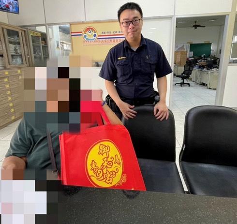 內埔警結合宮廟資源 暖送愛心物資關懷弱勢度難關1