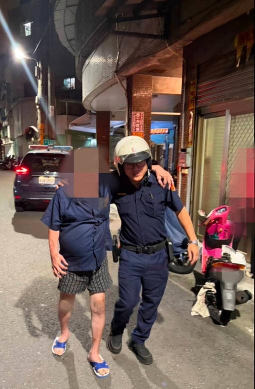 八旬雜貨店翁迷途 小港警暖心護送返家