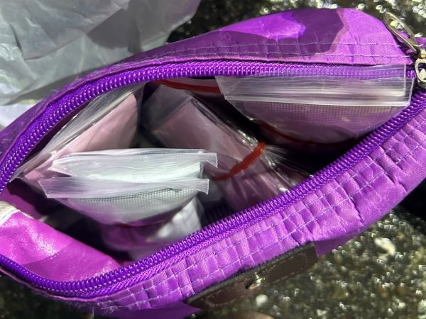 周男子騎車闖紅燈 加速逃逸 丟安全帽攻擊員警 查獲毒品3