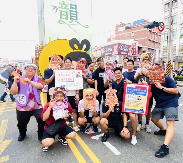岡山戶政籃籗會宣導趣味又實用 主任化身「吳〝岡〞」陪民眾搞怪拍照1