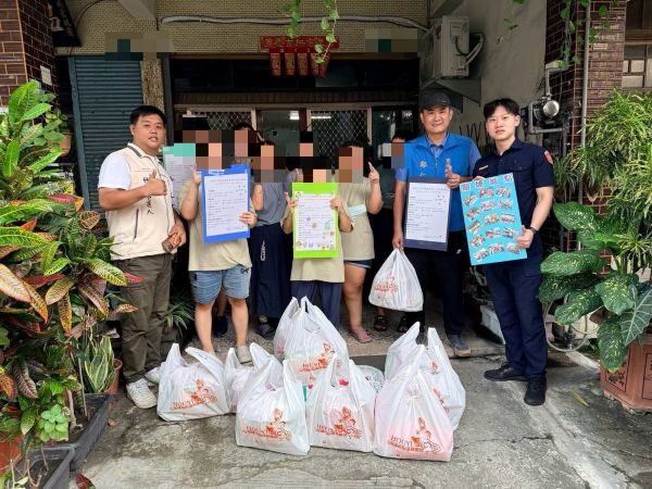 普渡物資化愛心 里港警攜手地方送暖弱勢家庭1