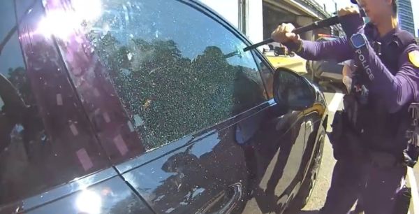 綠燈不走竟在車內沉睡 楠梓警「果斷破窗」驚險救人兼緝毒1