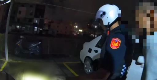 見警上前竟開溜！楠警「百米衝刺」狂奔男丟毒遭壓制1
