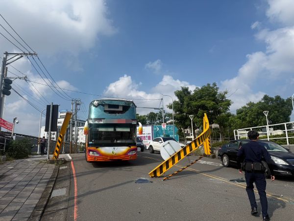 遊覽車駕駛不熟悉路況撞限高架 現場無人受傷警掣單舉發1