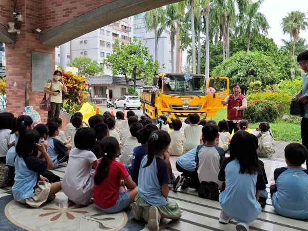 響應115年交通安全月 高雄市區監理所攜手鹽埕分局 將大車進駐靠近駁二的光榮國小1
