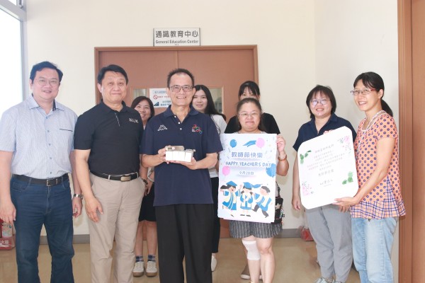 高雄大學歡慶教師節 致贈電子行李秤祝福師長們「秤心如意」1