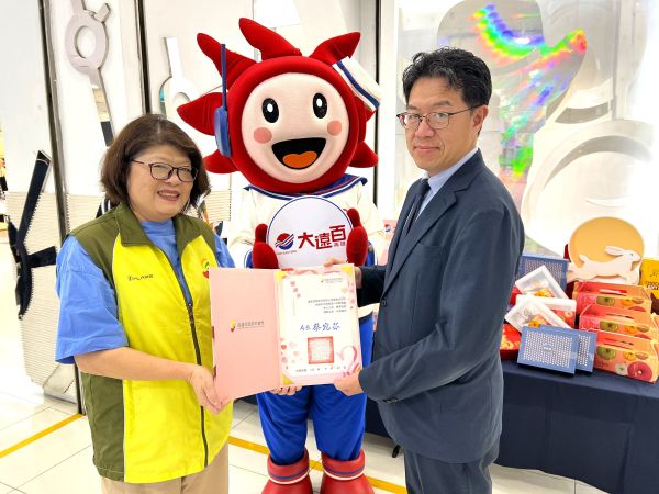 高雄大遠百 連九年投身公益 募集百盒月餅 獻愛社會局受贈 1