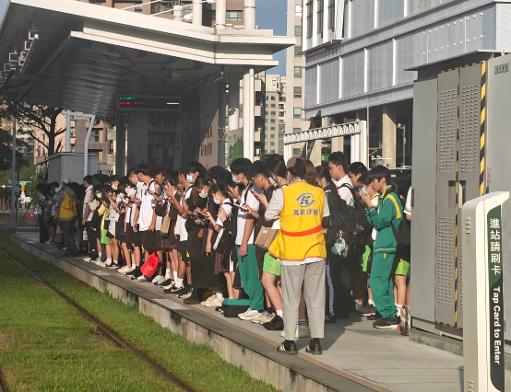 高雄輕軌成低碳新時代校車1至8月通學旅次突破190萬人 年成長13％1