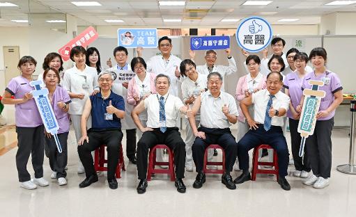 115年公費流感、新冠疫苗開打 高醫設快速接種站 持健保卡即到即打再享健康幣1