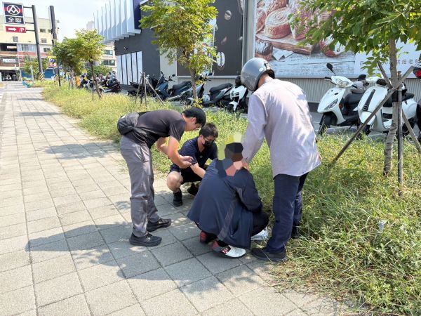 假交友投資遭詐新臺幣260餘萬！小港警埋伏逮男車手2